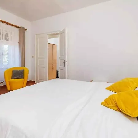 In Belgrad 39403 Baretici